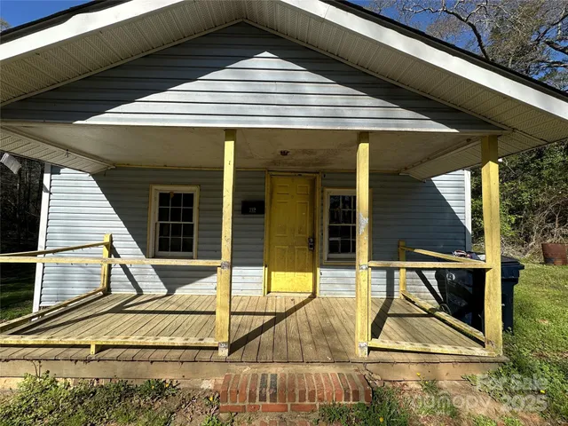 a view of a livingroom with wooden floor and a ceiling fan