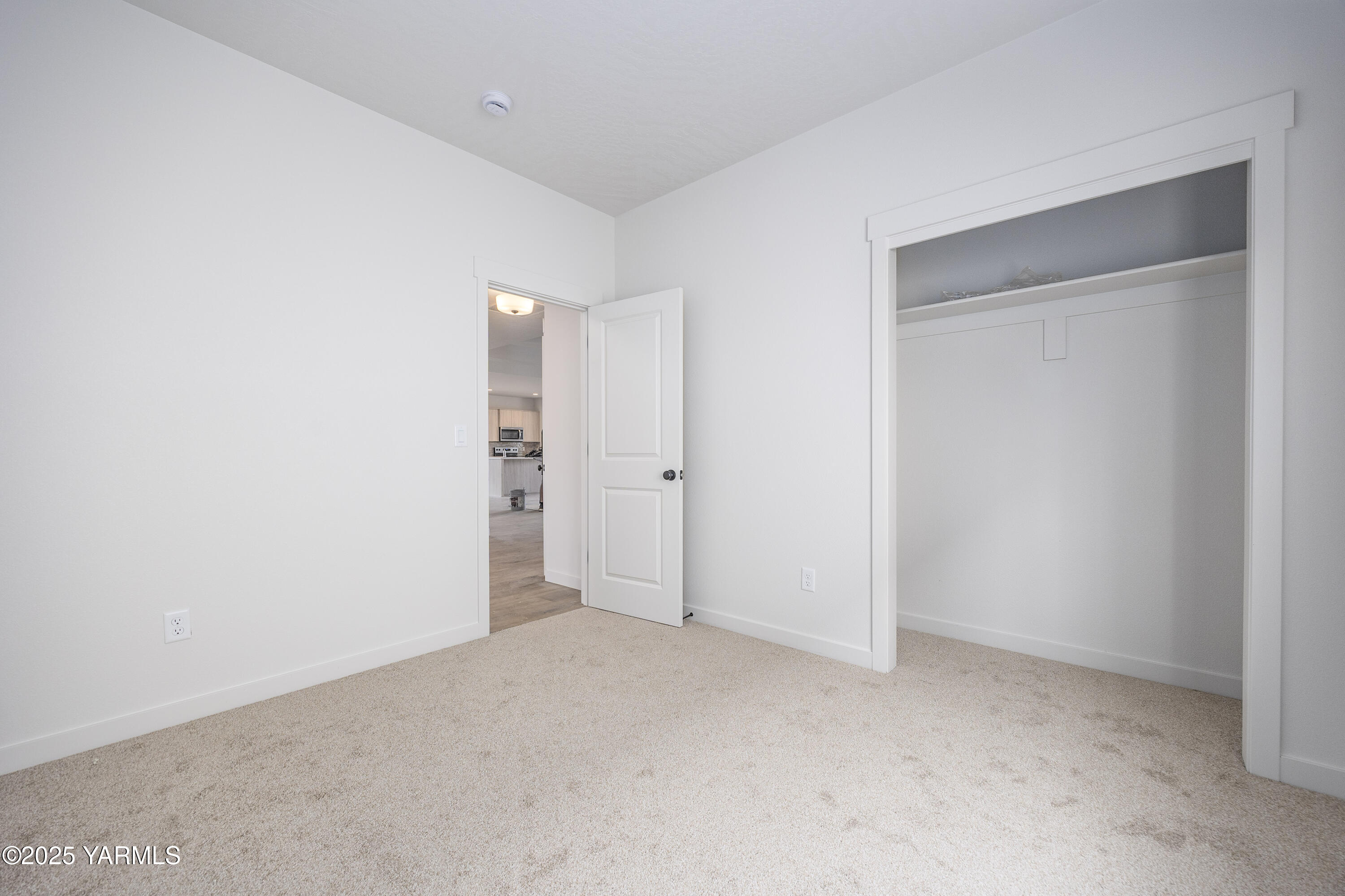 215 Shrute Road Prosser, WA 99350 - Photo 12 of 27 an empty room with an entryway