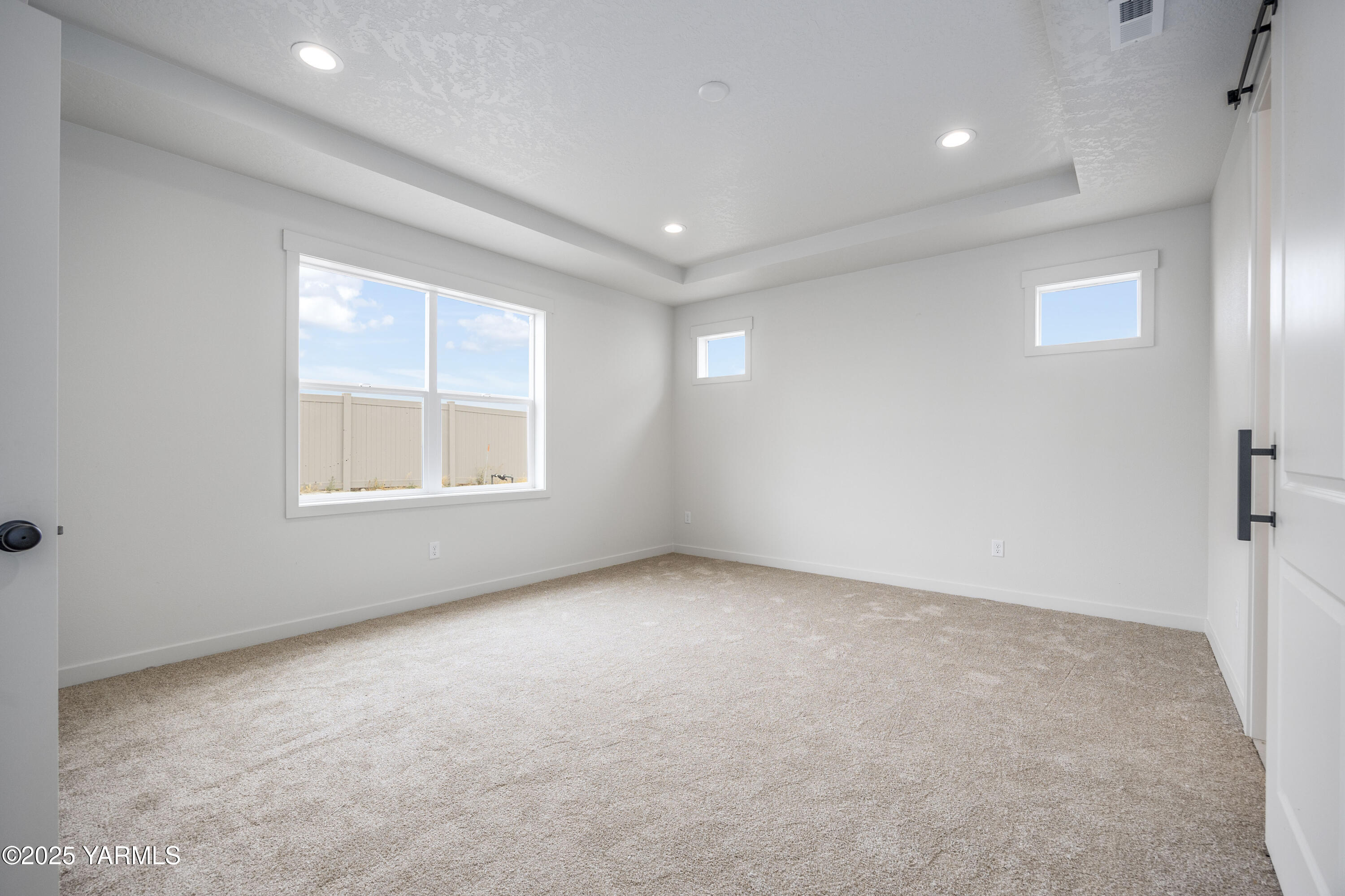 215 Shrute Road Prosser, WA 99350 - Photo 18 of 27 an empty room with windows