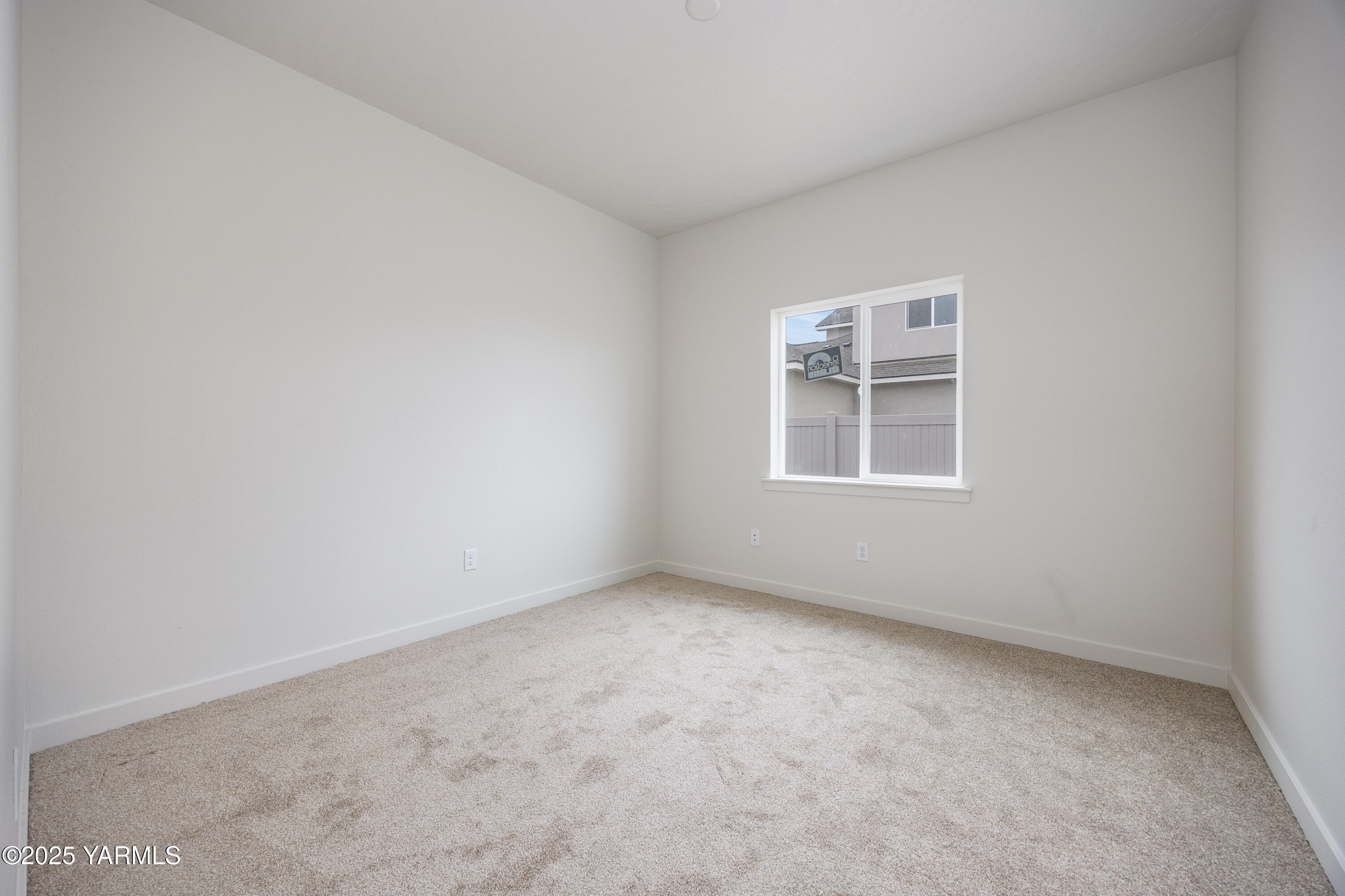 215 Shrute Road Prosser, WA 99350 - Photo 2 of 27 an empty room with windows