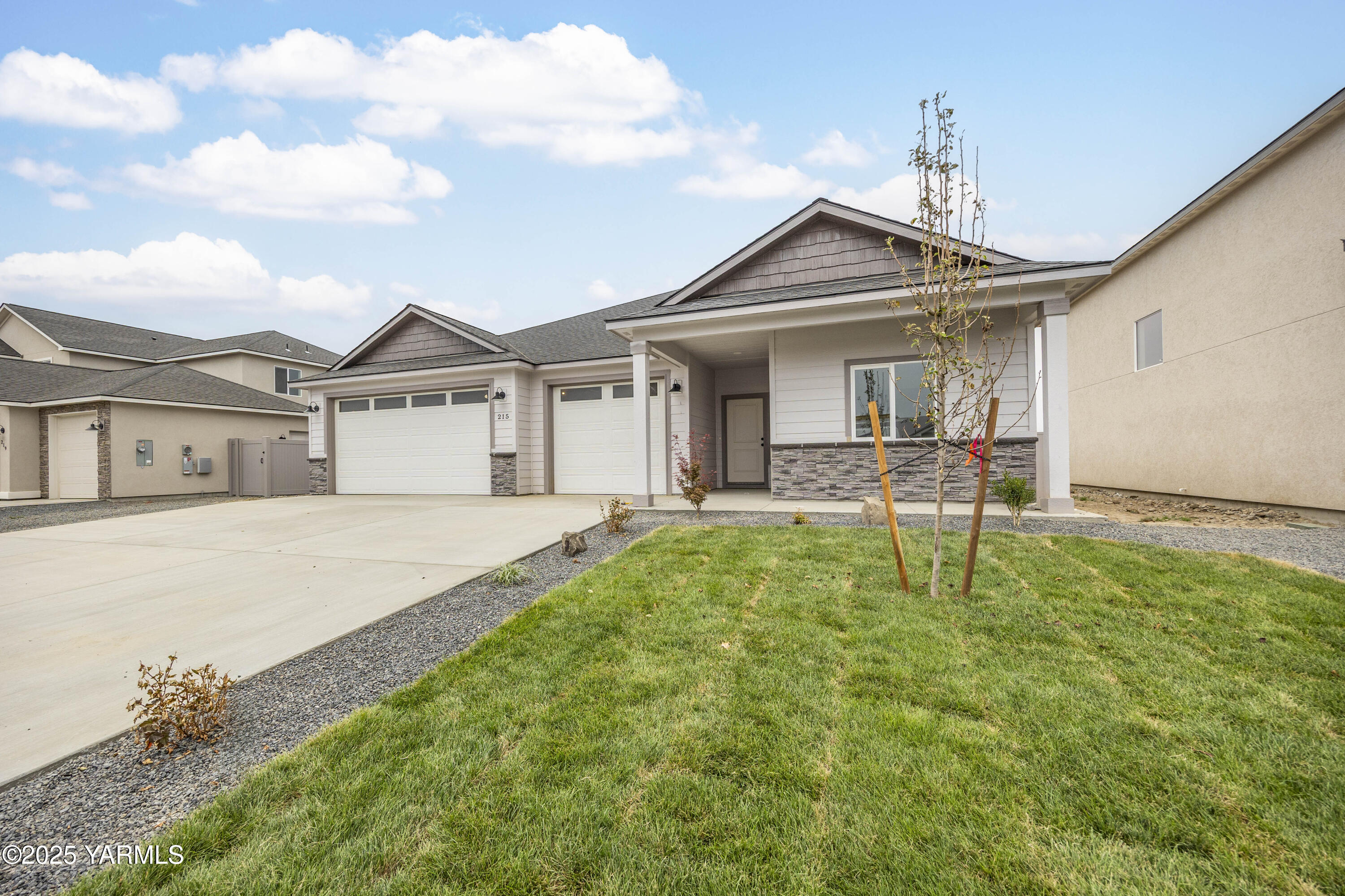 215 Shrute Road Prosser, WA 99350 - Photo 27 of 27 a front view of a house with a garden and yard