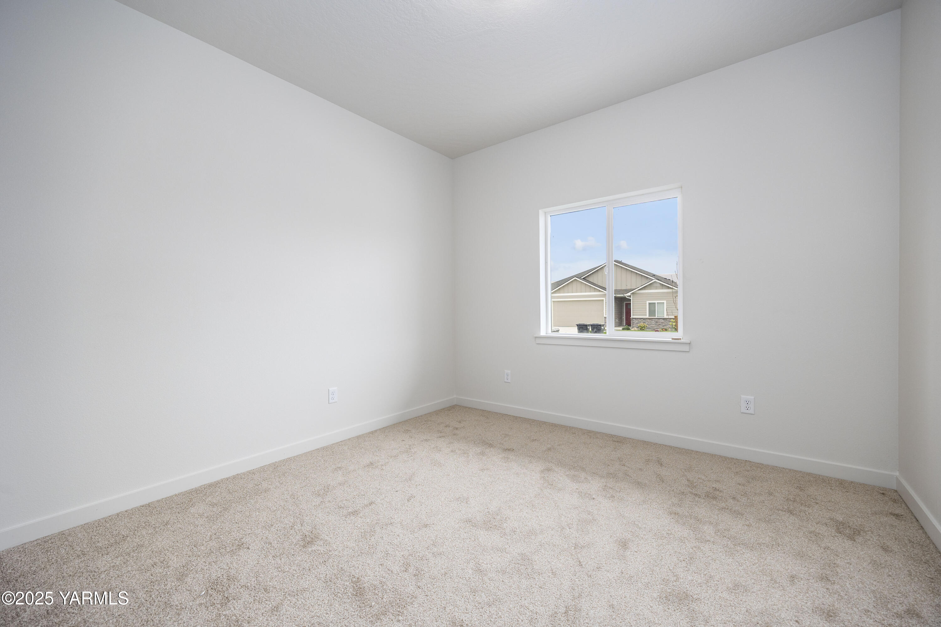 215 Shrute Road Prosser, WA 99350 - Photo 7 of 27 an empty room with a window