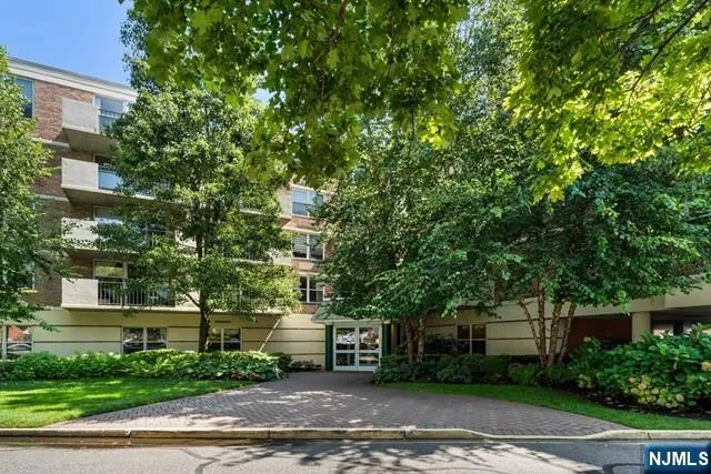 $539,000 | 200 Grand Cove Way, Unit 3G, Edgewater, NJ 07020