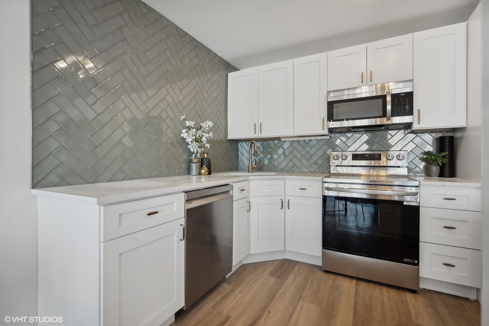 5455 North Sheridan Road, Unit 1711 Chicago, IL 60640 - Photo 3 of 19