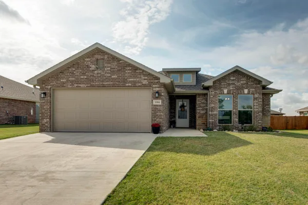 $319,900 | 1104 West Pebblebrooke Drive, Ozark, MO 65721