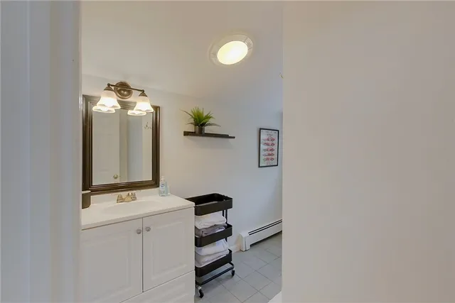 $4,000 | 26 Cliff Avenue, Unit 4, Newport, RI 02840