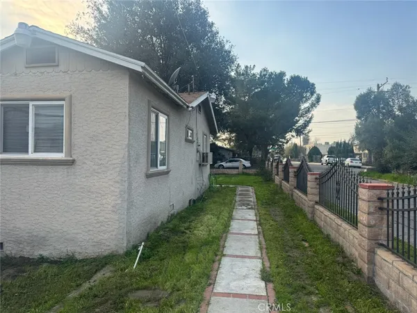 a view of a pathway with a yard