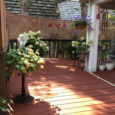 305 Seagrove Loop Lincoln City, OR 97367 - Photo 3 of 20 Entry/Patio
