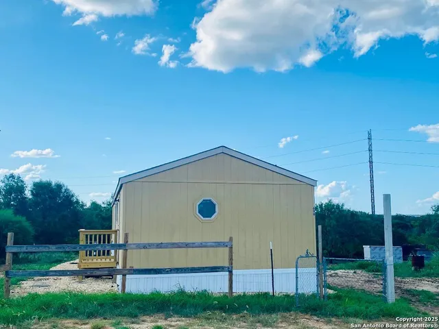 $159,900 | 698 Frst Crk Road, Devine, TX 78016