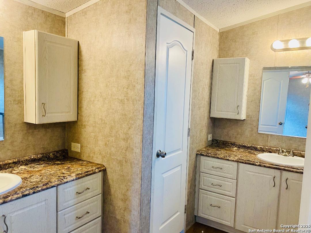 698 Frst Crk Road Devine, TX 78016 - Photo 9 of 18