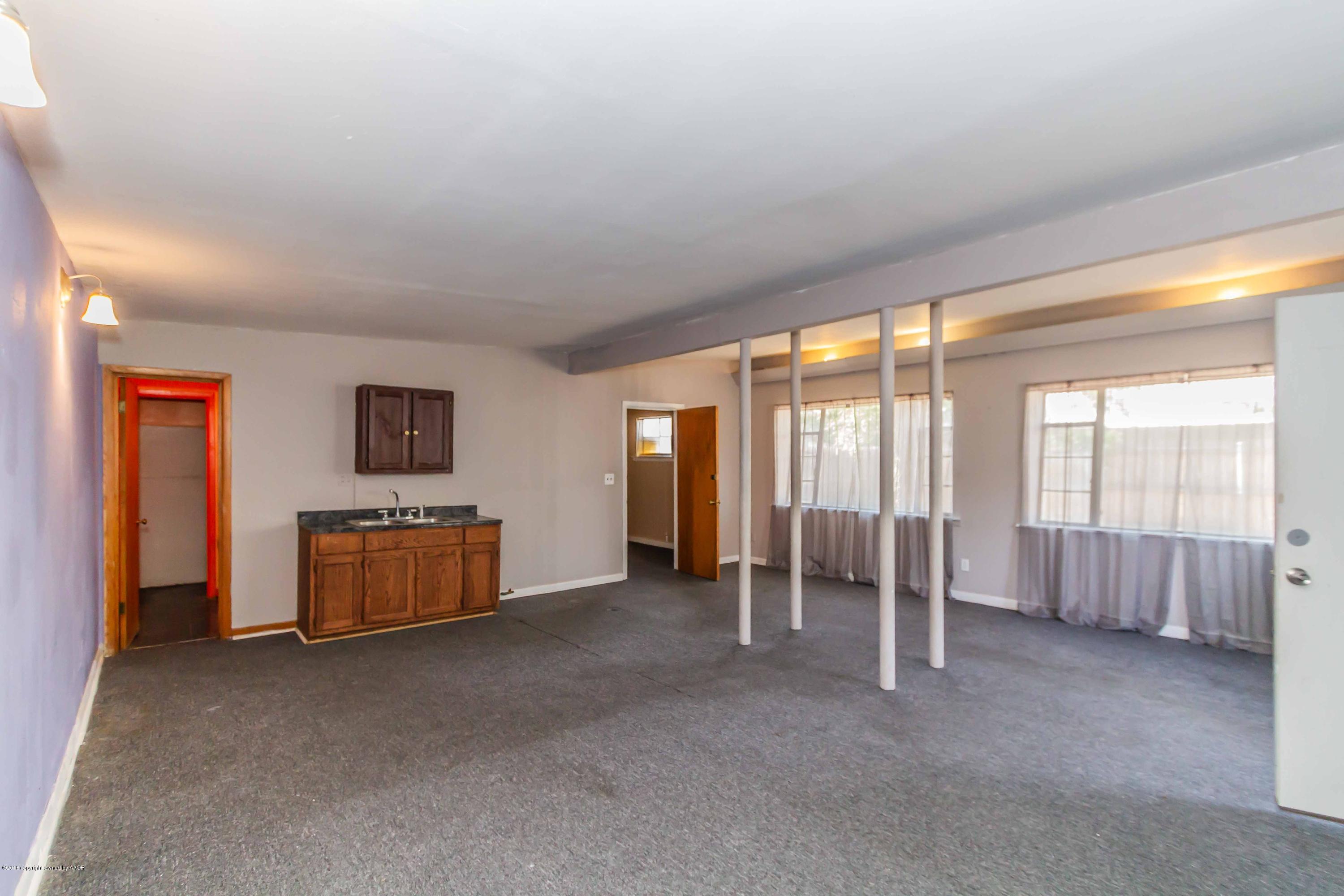4307 Gables Street Amarillo, TX 79110 - Photo 25 of 32 a living room with furniture and a large window