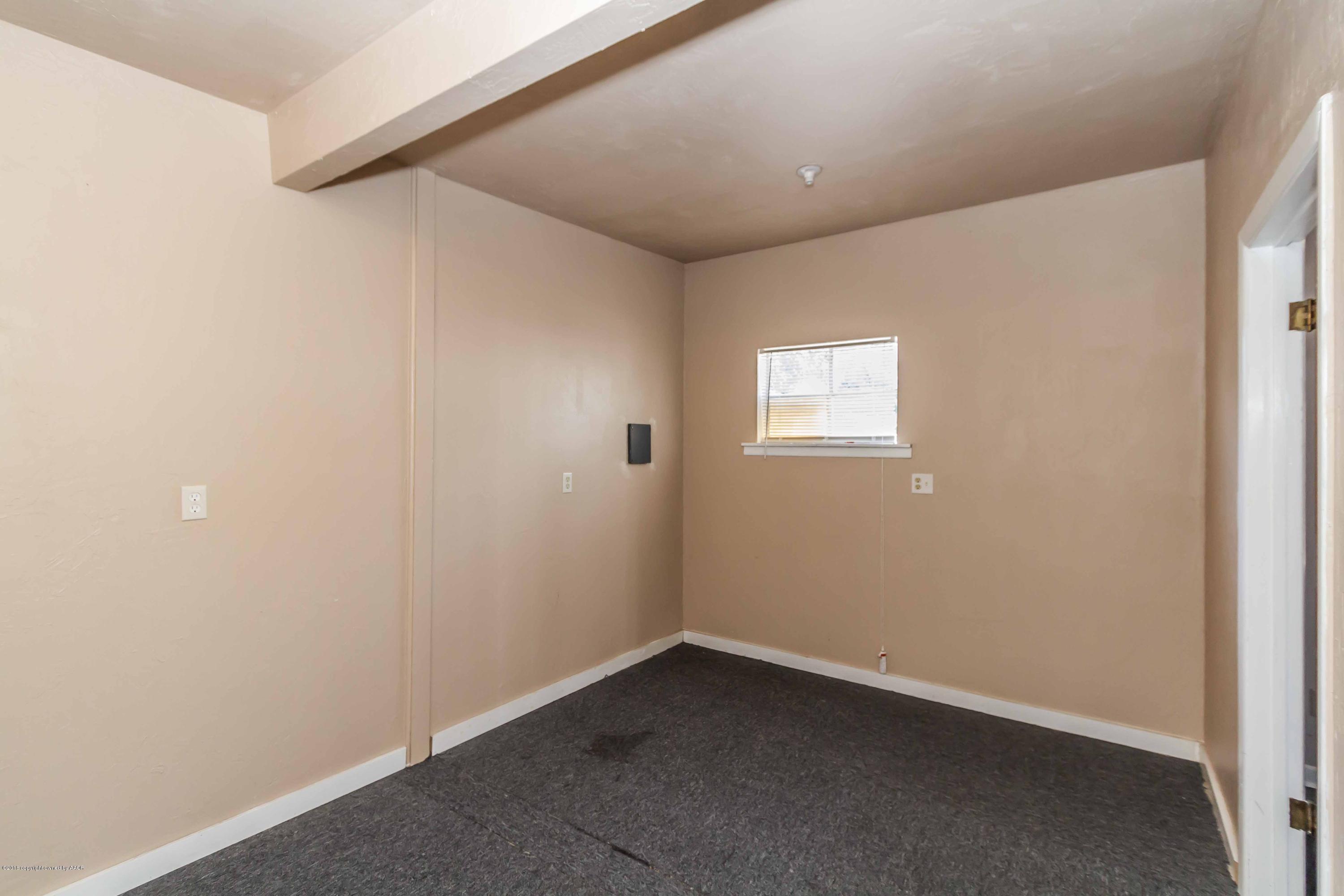 4307 Gables Street Amarillo, TX 79110 - Photo 27 of 32 an empty room with a window