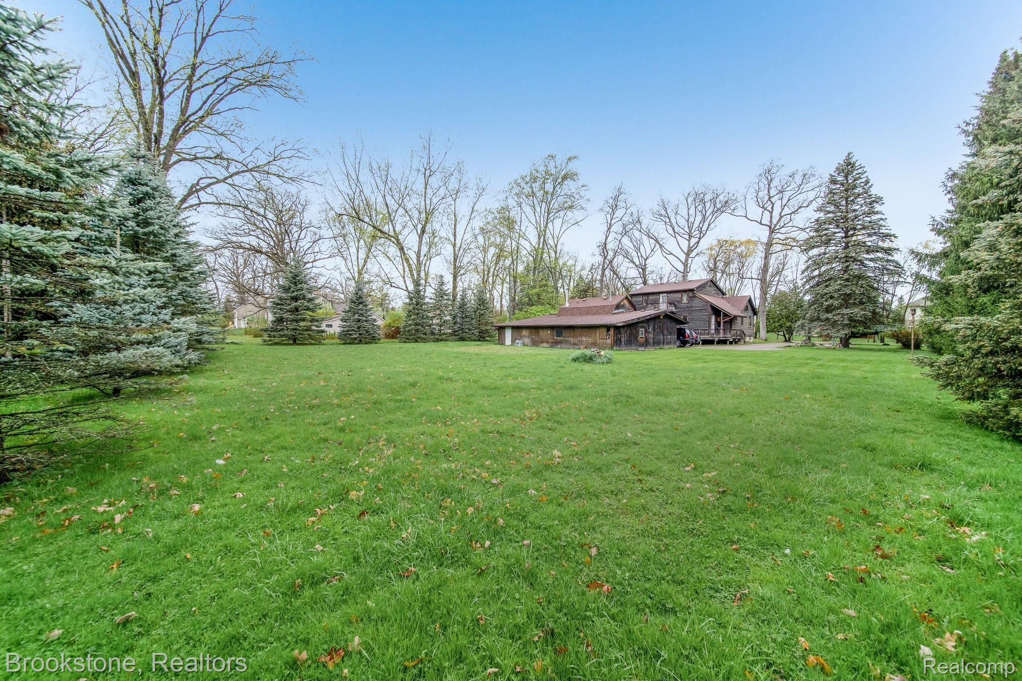 890 Bloomer Road Rochester, MI 48307 - Photo 4 of 34 890 Bloomer_60.jpg