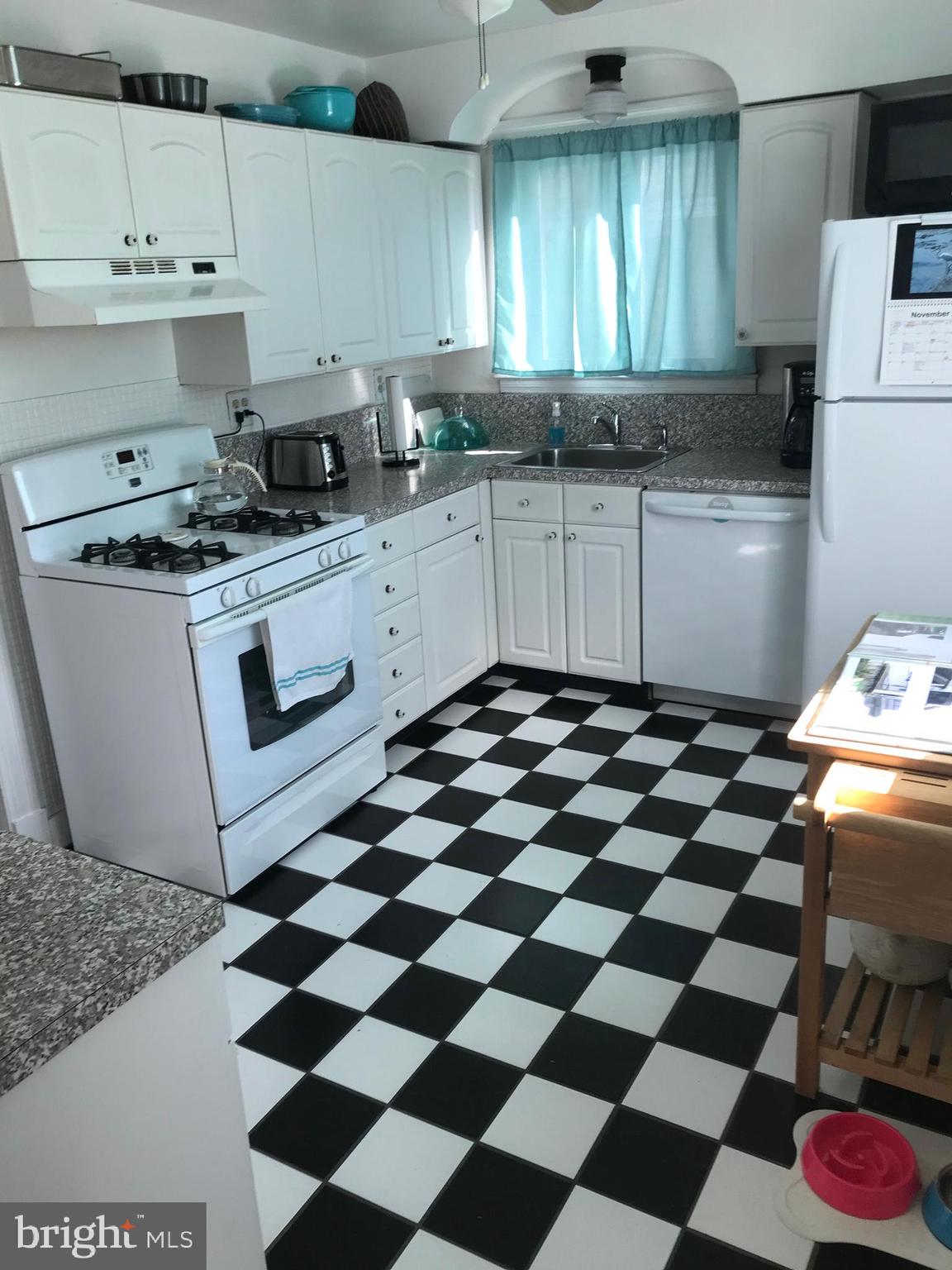 4211 Kensington Road Baltimore, MD 21229 - Photo 2 of 40 Kitchen