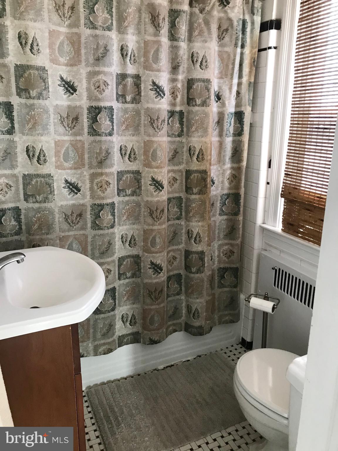 4211 Kensington Road Baltimore, MD 21229 - Photo 14 of 40 Upper level full bath