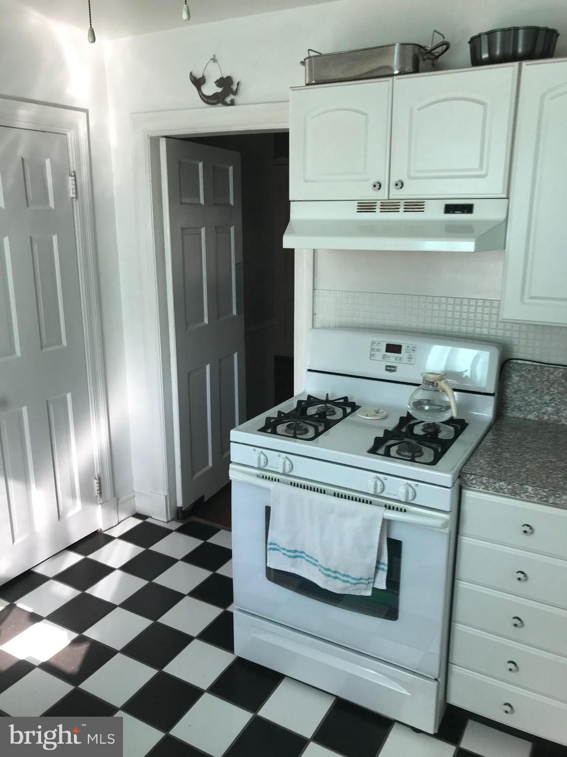 4211 Kensington Road Baltimore, MD 21229 - Photo 3 of 40