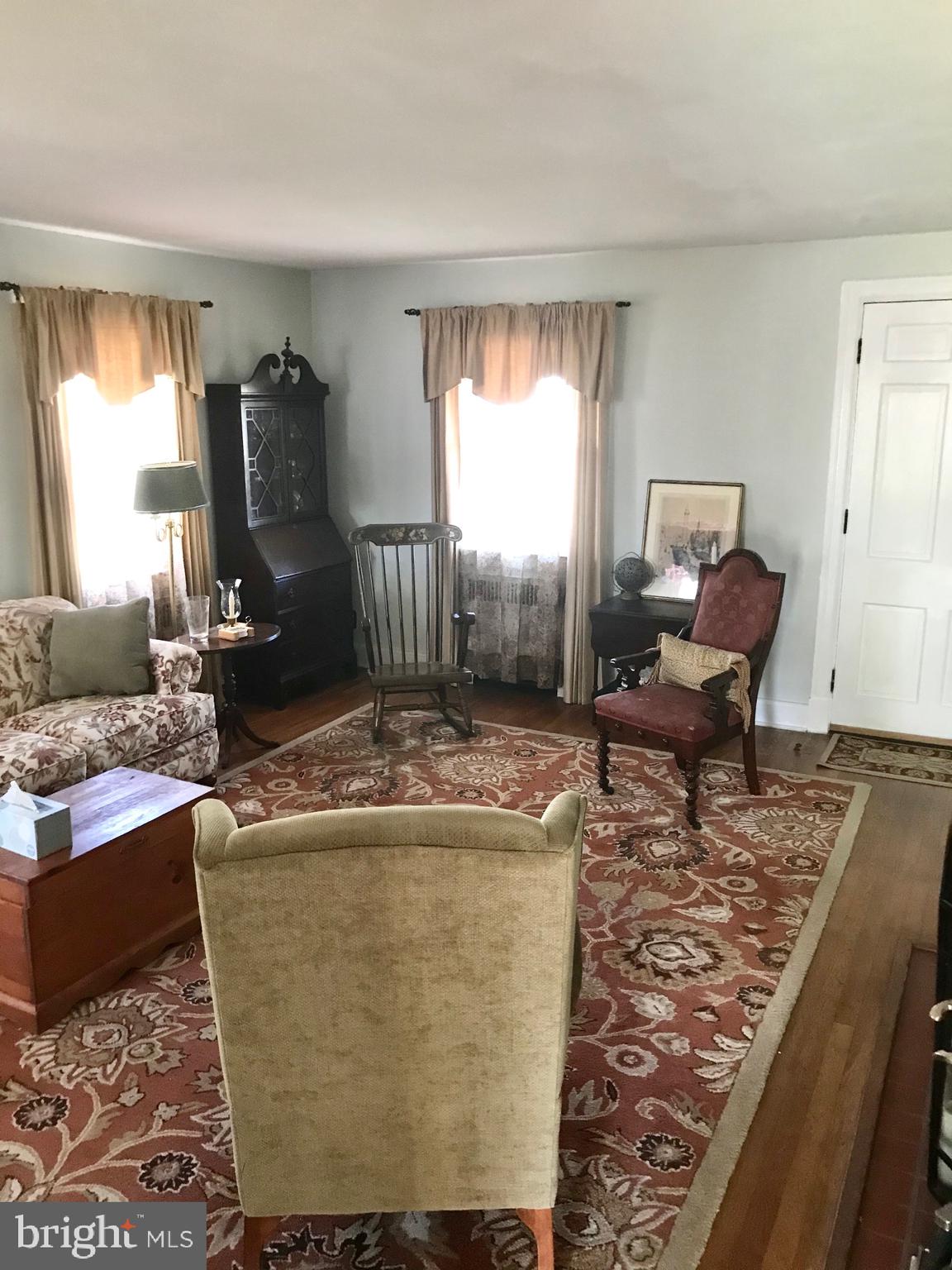 4211 Kensington Road Baltimore, MD 21229 - Photo 6 of 40 living room