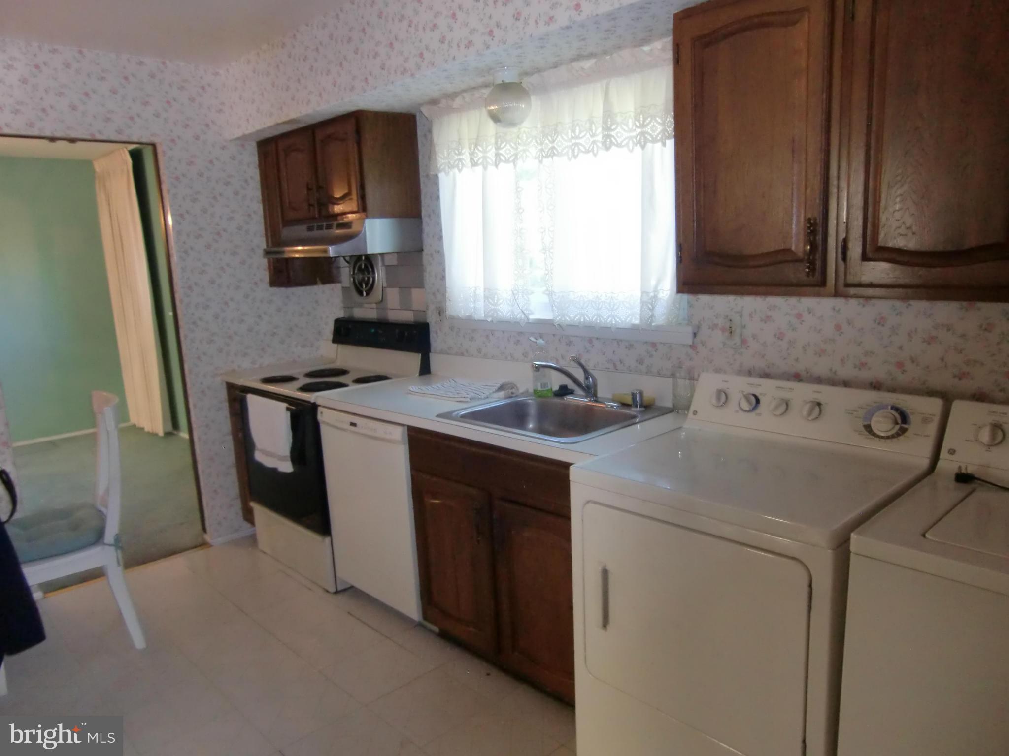 1914 Greengage Road Baltimore, MD 21244 - Photo 11 of 12 Kitchen