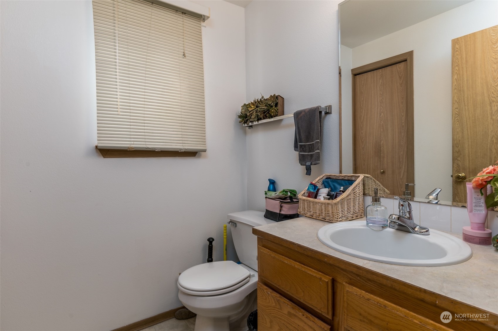 403 Rohrer Loop Sedro-Woolley, WA 98284 - Photo 9 of 24 a bathroom with a toilet sink and mirror