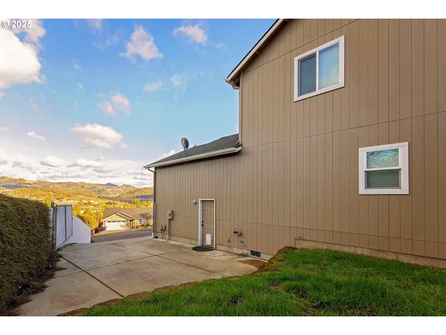 $395,000 | 135 Southwest Quincetree Court, Roseburg, OR 97471