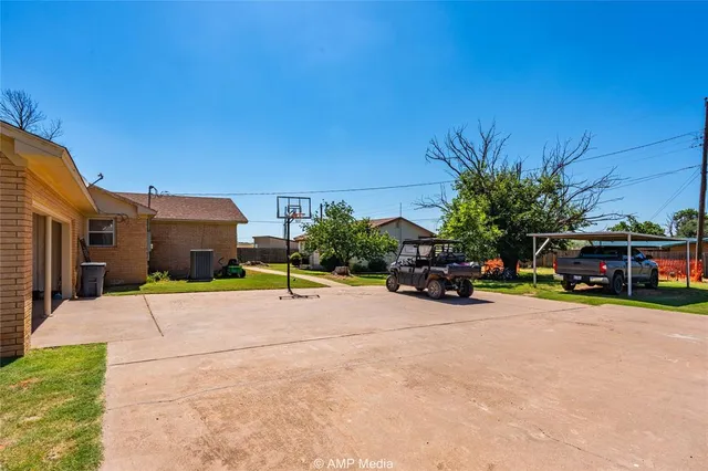 a view of backyard of the house