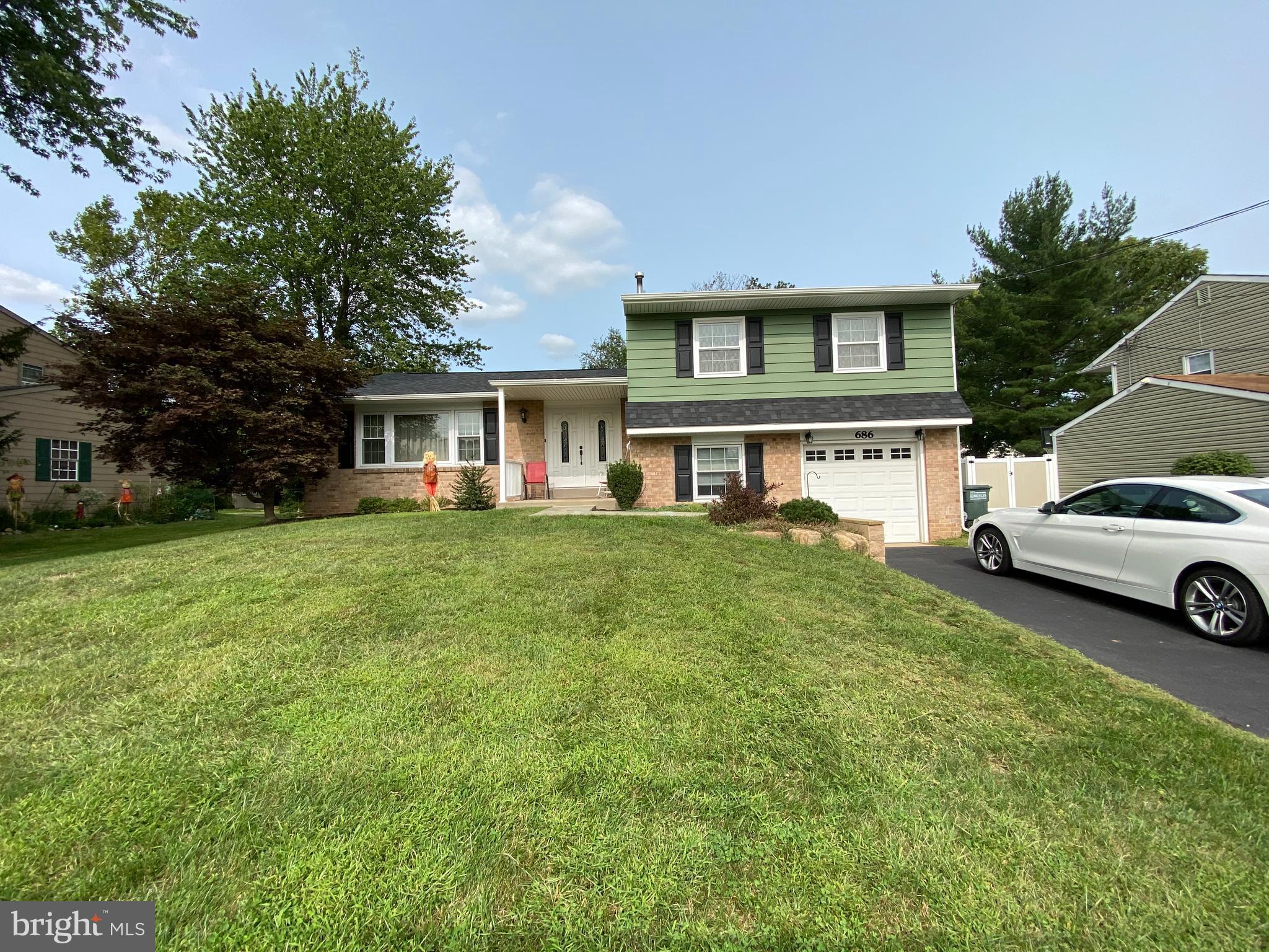 686 Cedarbrook Road Southampton, PA 18966 - Photo 3 of 34 LARGE FRONT YARD