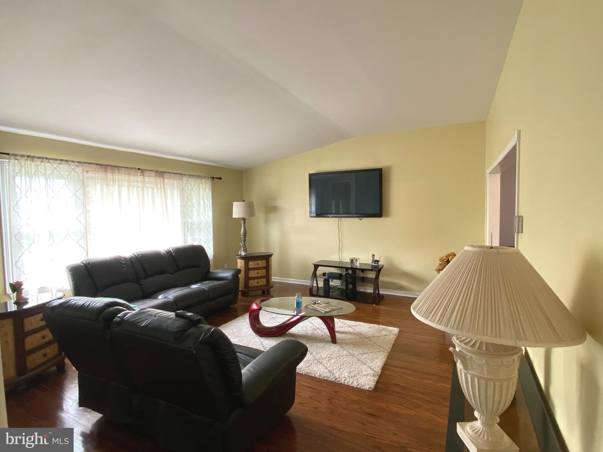 686 Cedarbrook Road Southampton, PA 18966 - Photo 6 of 34 LIVING ROOM WITH CATHEDRAL CEILING