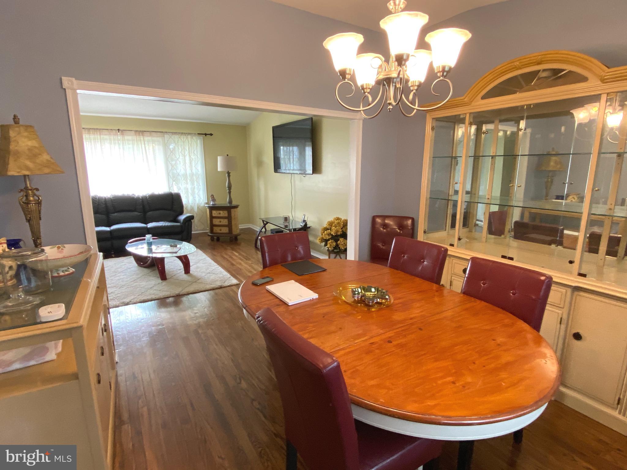 686 Cedarbrook Road Southampton, PA 18966 - Photo 9 of 34 DINING ROOM WITH HARDWOOD FLOORS