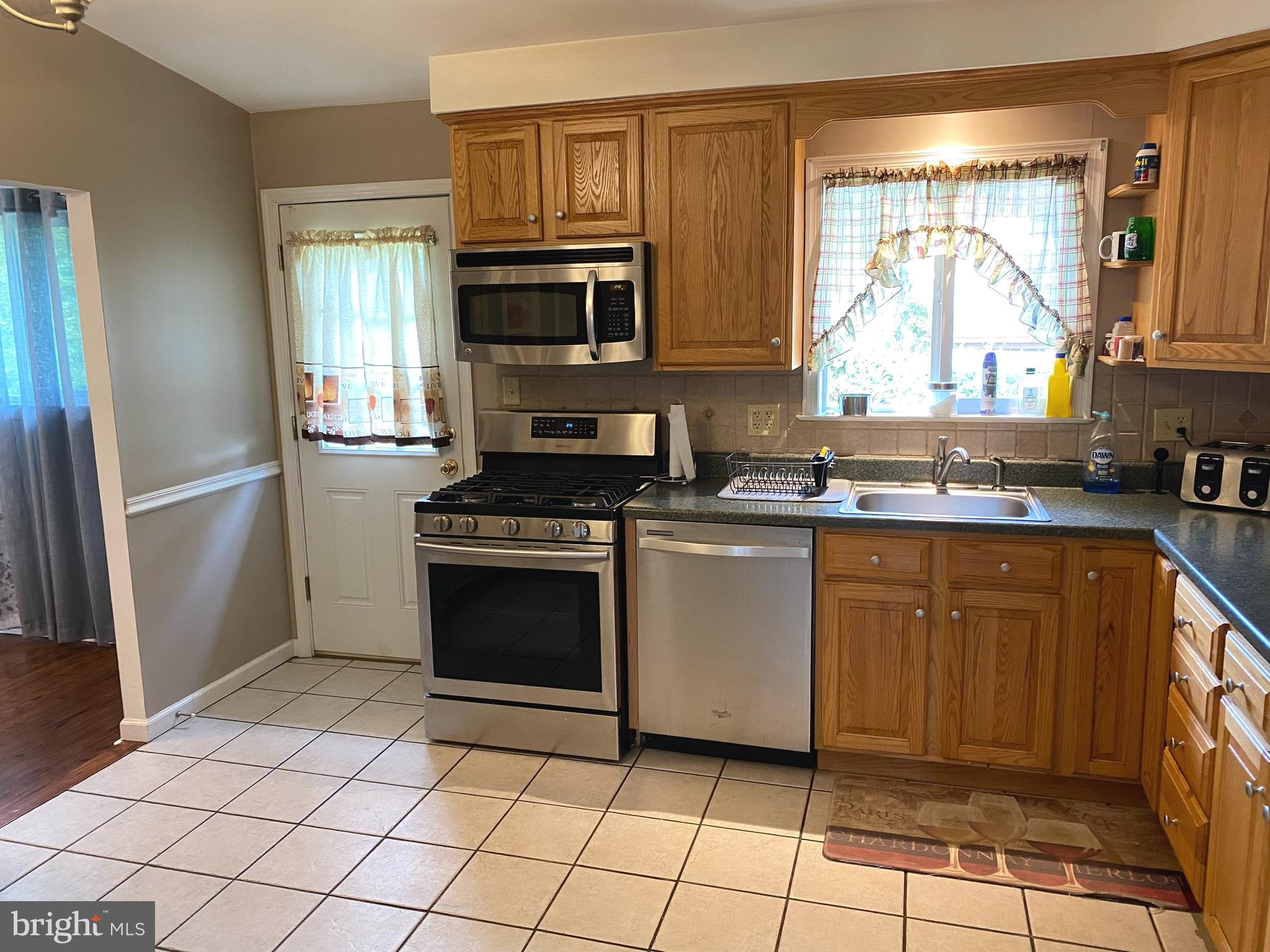 686 Cedarbrook Road Southampton, PA 18966 - Photo 10 of 34 KITCHEN HAS EXIT TO REAR YARD