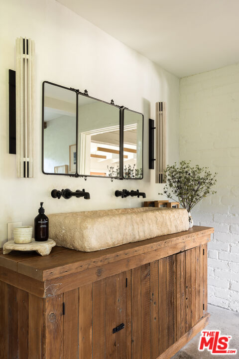 1830 Old Orchard Road Los Angeles, CA 90049 - Photo 23 of 30 a bathroom with a sink and a mirror