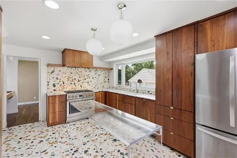 $589,000 | 607 East 65th Street, Kansas City, MO 64131