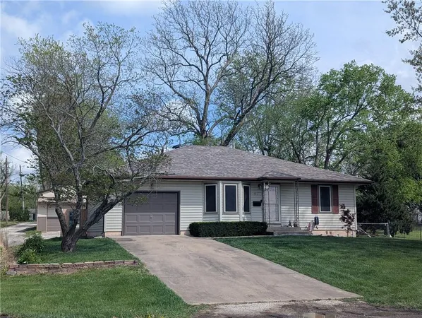 $309,500 | 701 South Oakland Street, Harrisonville, MO 64701