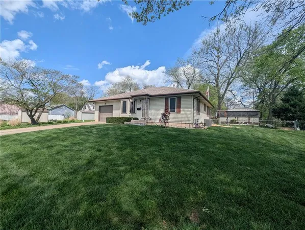 $309,500 | 701 South Oakland Street, Harrisonville, MO 64701