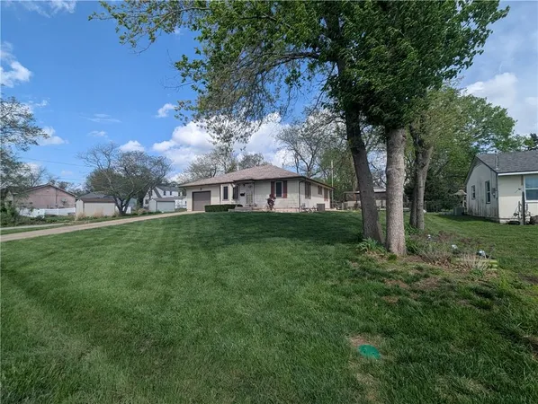 $309,500 | 701 South Oakland Street, Harrisonville, MO 64701