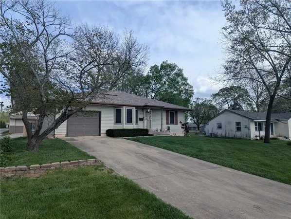 $309,500 | 701 South Oakland Street, Harrisonville, MO 64701