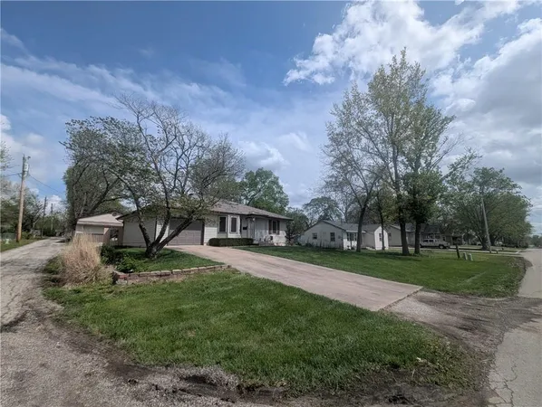 $309,500 | 701 South Oakland Street, Harrisonville, MO 64701