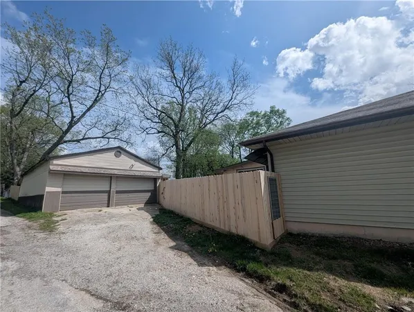 $309,500 | 701 South Oakland Street, Harrisonville, MO 64701