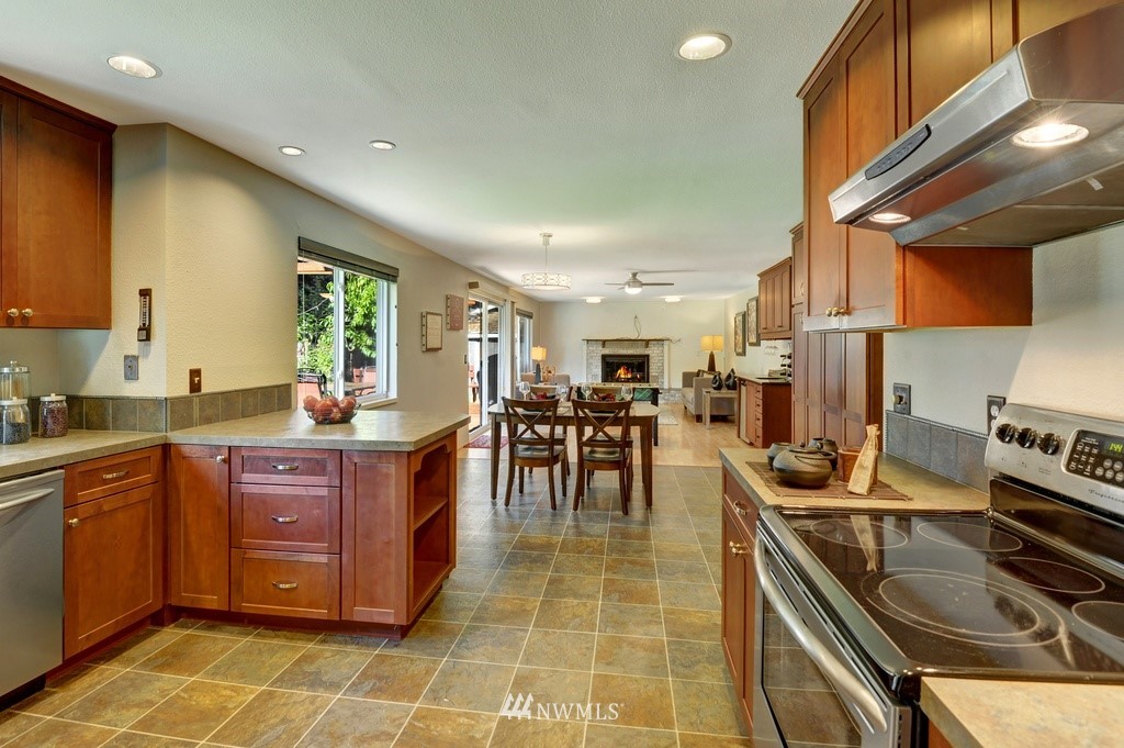 14131 149th Place Southeast Renton, WA 98059 - Photo 5 of 17 Gallery Image 5