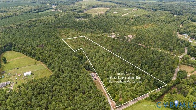 a view of a tennis court