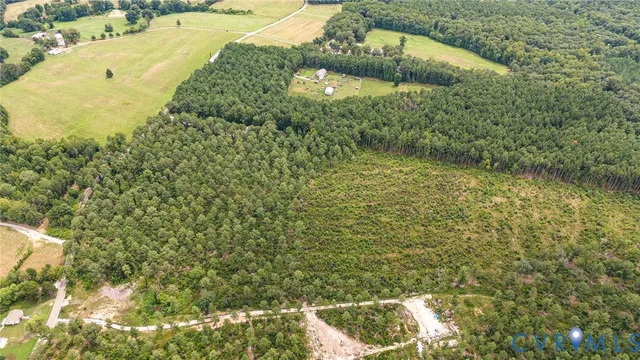a view of a residential houses with yard and swimming pool