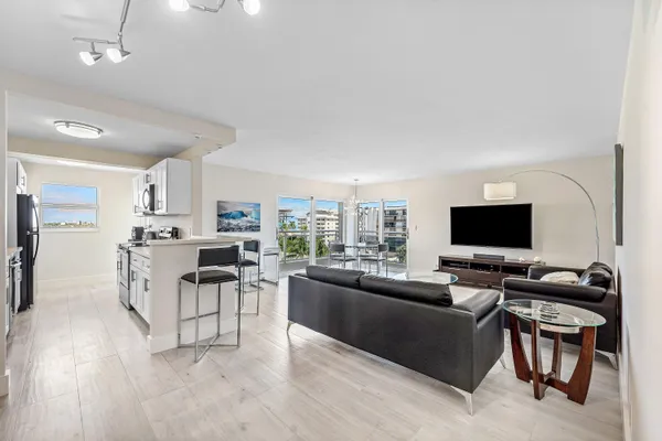 $4,000 | 1160 Hillsboro Mile, Unit 607, Hillsboro Beach, FL 33062