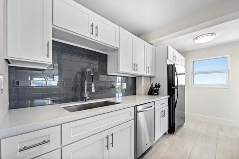 $4,000 | 1160 Hillsboro Mile, Unit 607, Pompano Beach, FL 33064