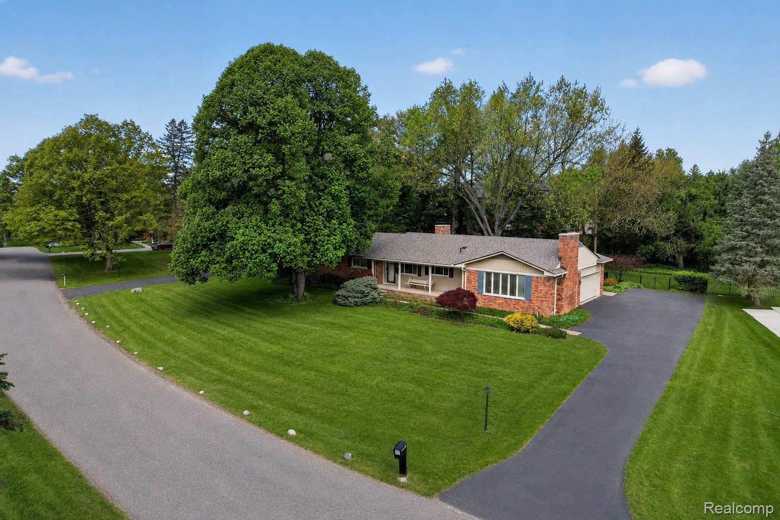 857 Helston Road Bloomfield Hills, MI 48304 - Photo 3 of 37 DJI_0980.jpg
