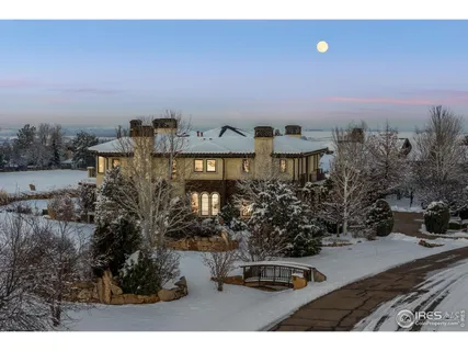 a view of multiple houses with a yard
