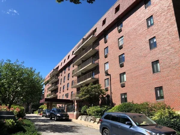 $3,075 | 135 Pleasant Street, Unit 307, Brookline, MA 02446