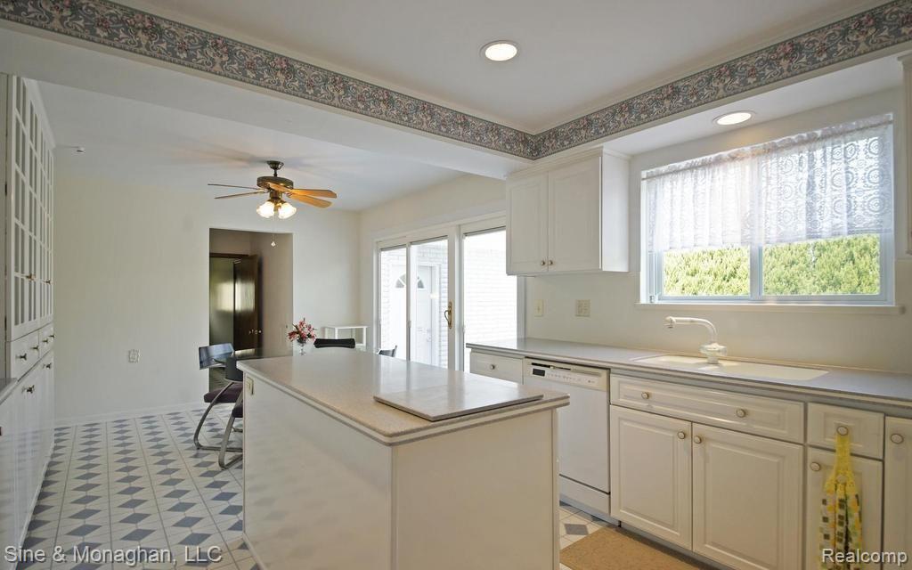 592 Canterbury Road Grosse Pointe, MI 48236 - Photo 13 of 30 13-photo-web-1024x640-72332.jpg