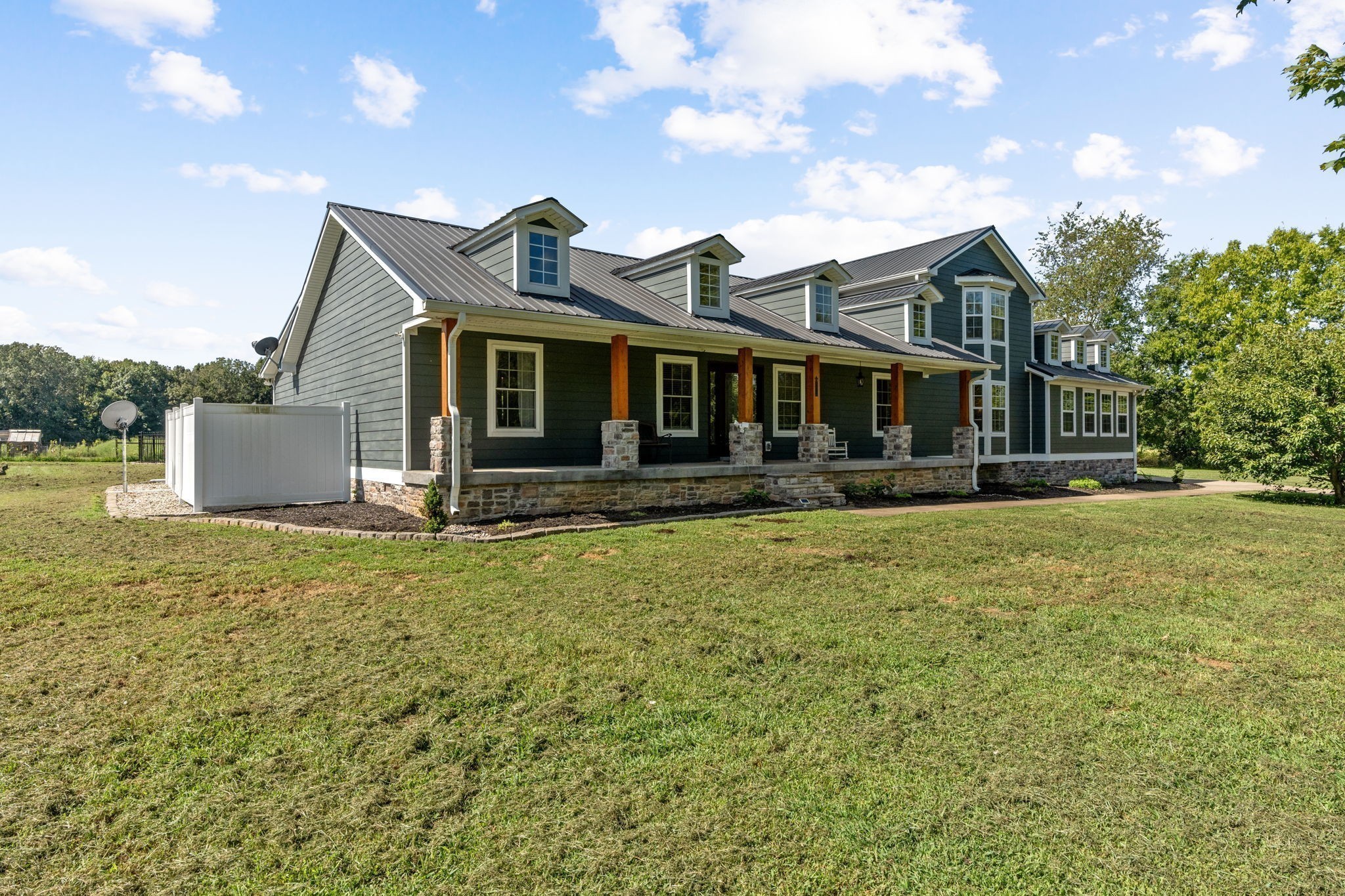6931 Cowan Road Springfield, TN 37172 - Photo 4 of 68 a front view of a house with a garden