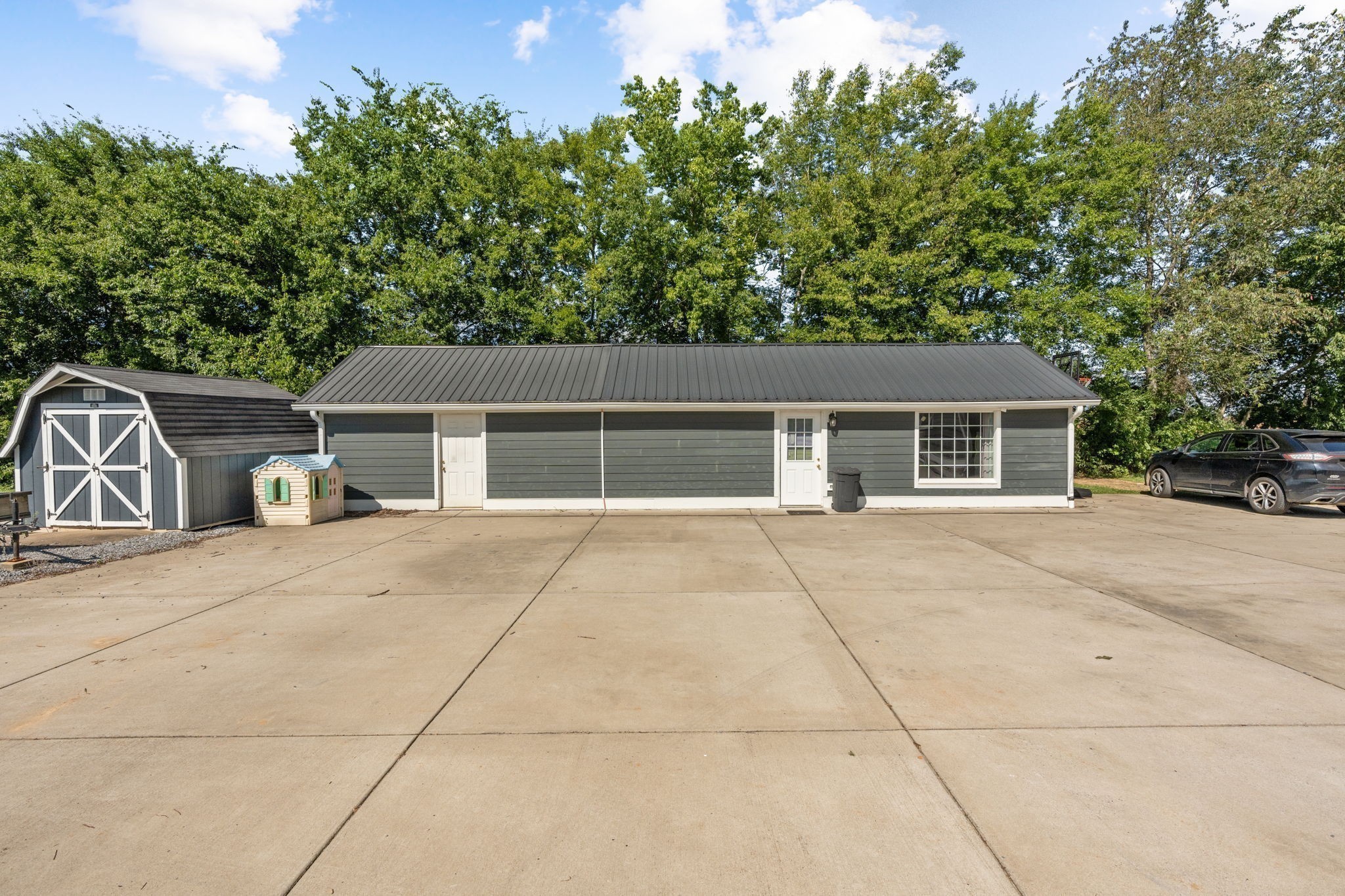 6931 Cowan Road Springfield, TN 37172 - Photo 58 of 68 a backyard of a house with table and chairs
