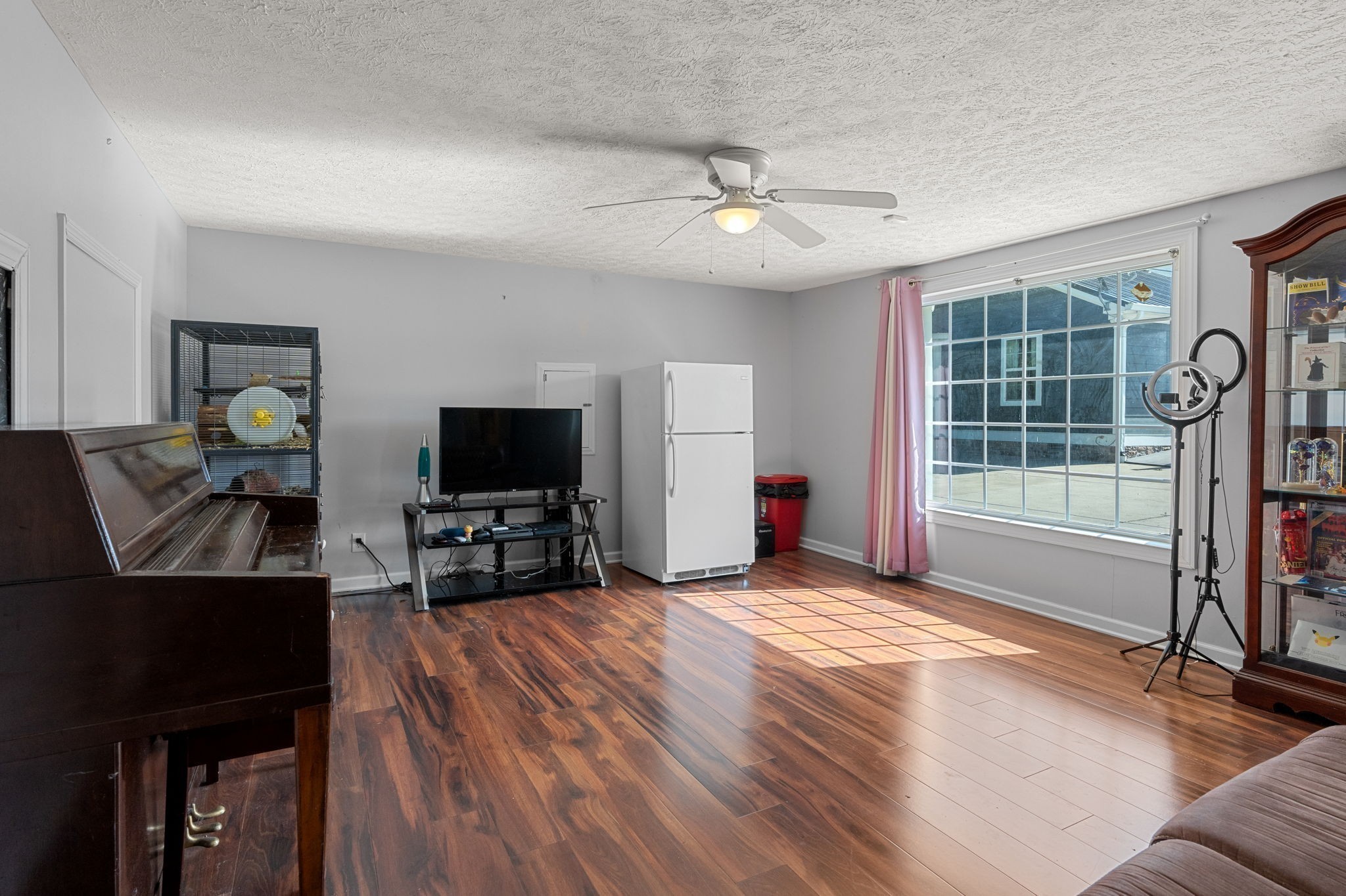 6931 Cowan Road Springfield, TN 37172 - Photo 62 of 68 a living room with furniture and a flat screen tv