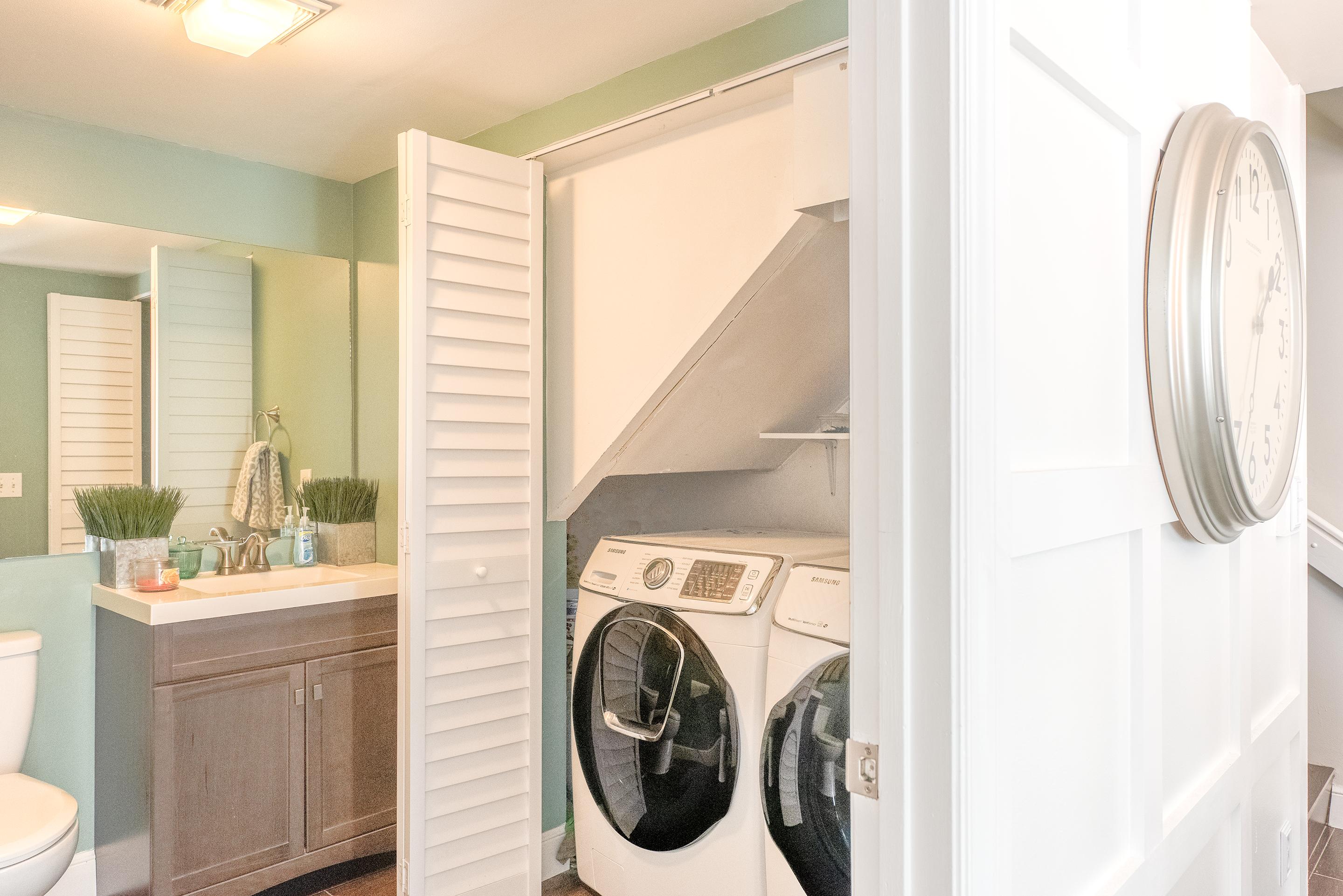 23030 Oxford Place, Unit D Boca Raton, FL 33433 - Photo 9 of 21 Laundry & Bathroom